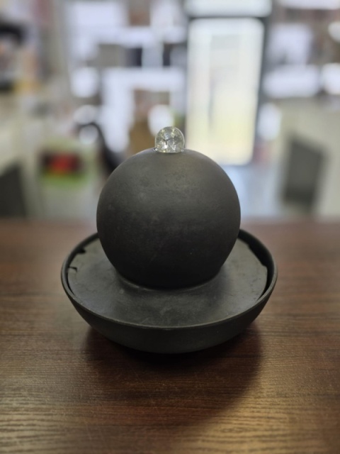 Fontanna dekoracyjna LED Kula - relaksujący szum wody i światło do salonu, sypialni, biura