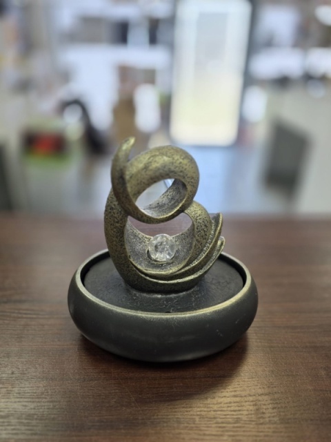 Fontanna dekoracyjna LED Łabędź - relaksujący szum wody i światło do salonu, sypialni, biura