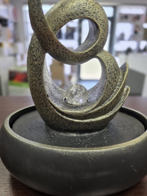 Fontanna dekoracyjna LED Łabędź - relaksujący szum wody i światło do salonu, sypialni, biura