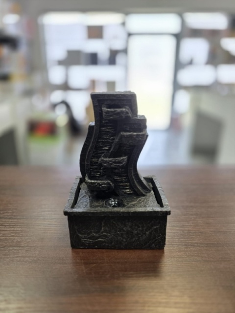 Fontanna dekoracyjna LED Posąg - relaksujący szum wody i światło do salonu, sypialni, biura