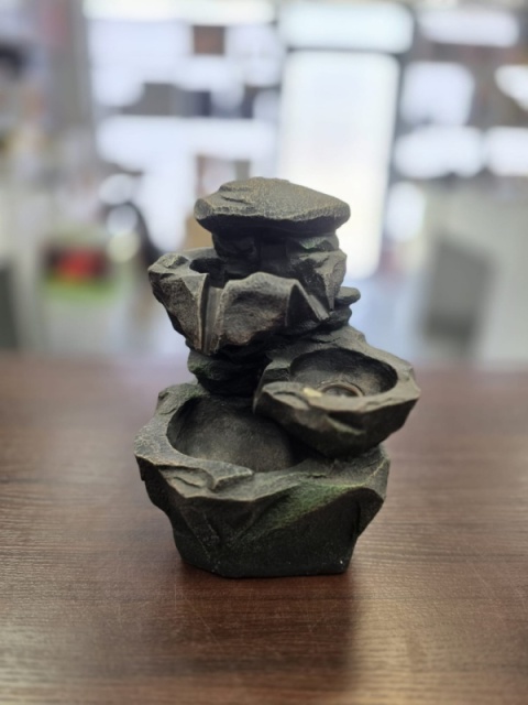 Fontanna dekoracyjna LED Skała - relaksujący szum wody i światło do salonu, sypialni, biura