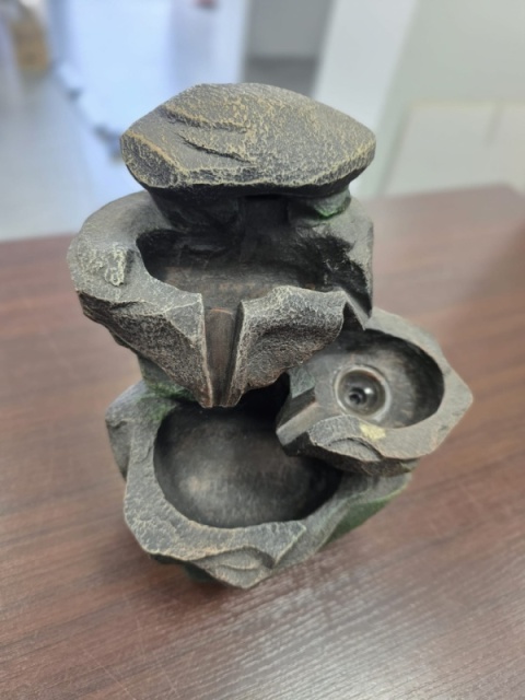 Fontanna dekoracyjna LED Skała - relaksujący szum wody i światło do salonu, sypialni, biura