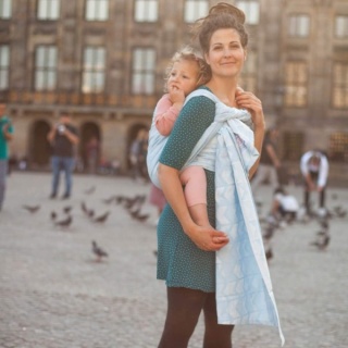 Niebieska chusta do noszenia dziecka - komfort, bezpieczeństwo i bliskość