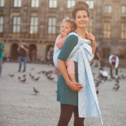 Niebieska chusta do noszenia dziecka - komfort, bezpieczeństwo i bliskość